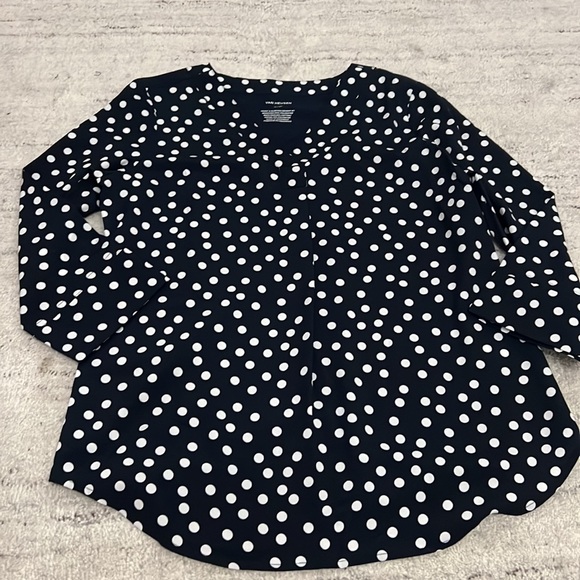 049. 💕 NWT Van Heusen Navy White Polka Dots Top - Picture 2 of 6